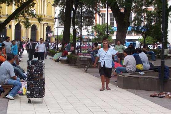 Vendedores ambulantes utilizan las diagonales de la Plaza