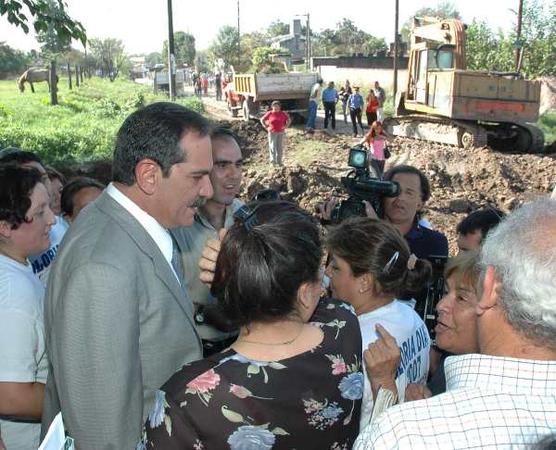 Alperovich inspeccionó obras de pavimentación en Marcos Paz y Américas