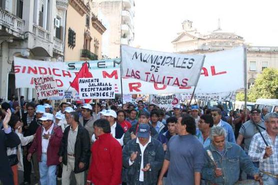 La ruidosa movilización de los municipales del interior se sumó a transportistas y jubilados transferidos