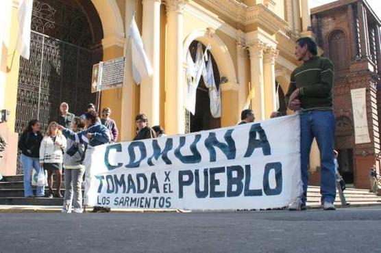 Llegaron a Plaza Independencia para hacer conocer un reclamo de cambios en Los Sarmientos