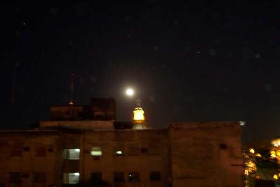 La luna en su esplendor en el cielo tucumano