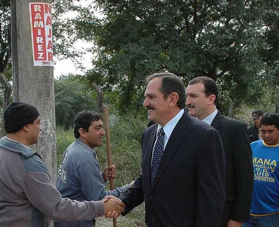 Alperovich estrechó manos y repartió abrazos en la inauguración del pavimento en Las Talitas