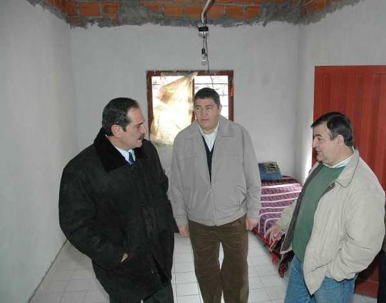 Alperovich con el legislador Rolando Alfaro inspeccionó obras del plan "soluciones habitacionales"