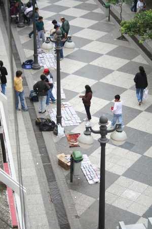 Sospechoso retorno de los ambulantes a la Peatonal Muñecas