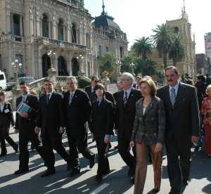 Alperovich y Taiana caminando hacia la Casa Histórica