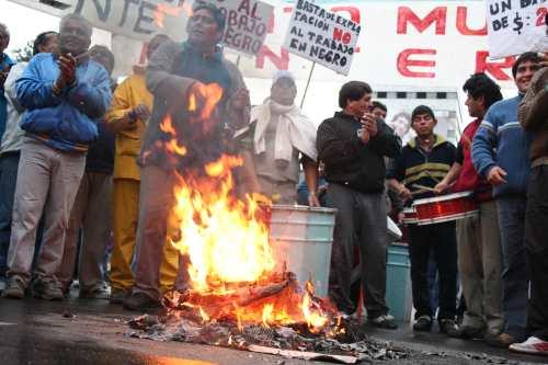 El humo de las cubiertas quemadas retornó a plaza Independencia