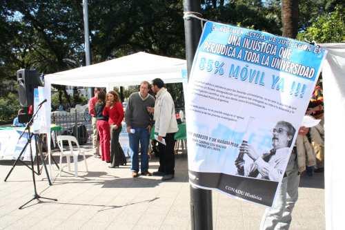 La carpa blanca y el paro continuarán hoy