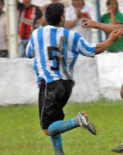 Luna ya grita el gol que dejó a Famaillá en el Argentino B