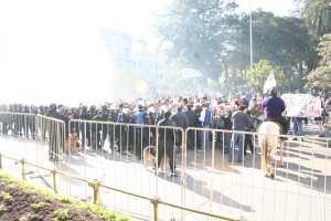 Cubiertas quemadas, gases, balas de goma, con forcejeos y corridas fue el marco de la protesta