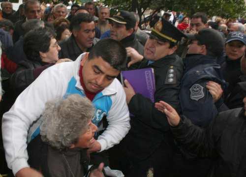 Una jubilada es empujada por la policía