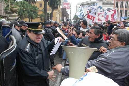 Militantes de la CCC forcejean con policías