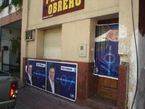 La sede del PO tapada de afiches con el rostro del hijo de B