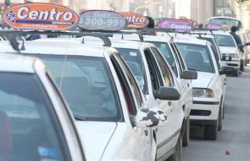 Taxistas por calle San Martín provocan caos de tránsito