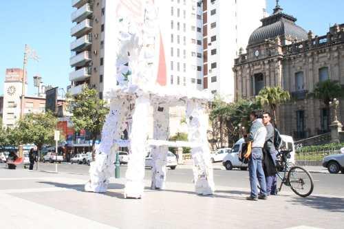 La plaza Independencia albergó una gigante silla vacía