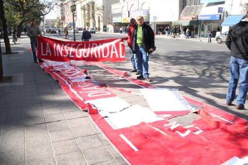 La costosa gigantografía fue destrozada