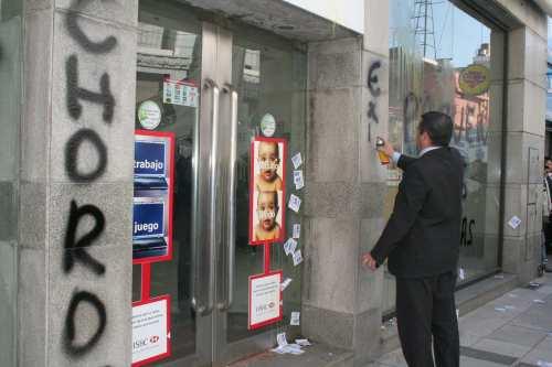 Leyendas y pintadas en el escrache bancario