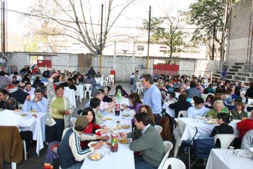 Dirigentes y simpatizantes cubrieron la amplia cancha de bas