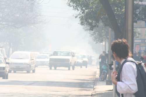 La polución ambiental se pasea por Corrientes y 25 de Mayo