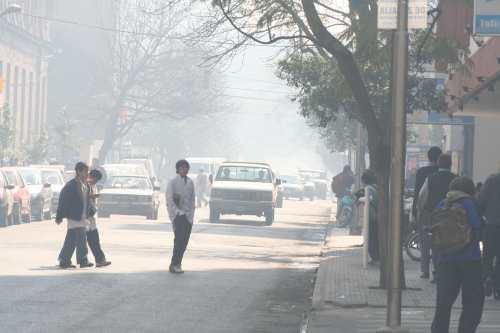 La humareda, en plena sequía cruzó las calles hacia el Este