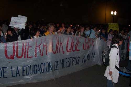 Portando velas encendidas marcha por plaza Independencia