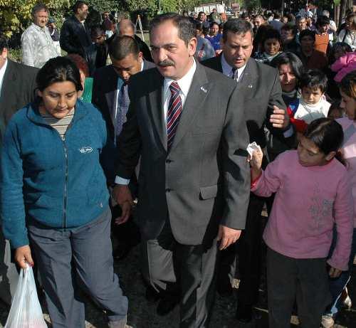 Alperovich hizo anuncios y partió a Brasil