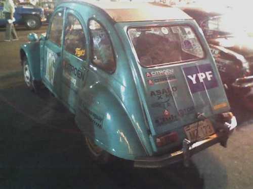 El viejo 2 CV con patente paraguaya