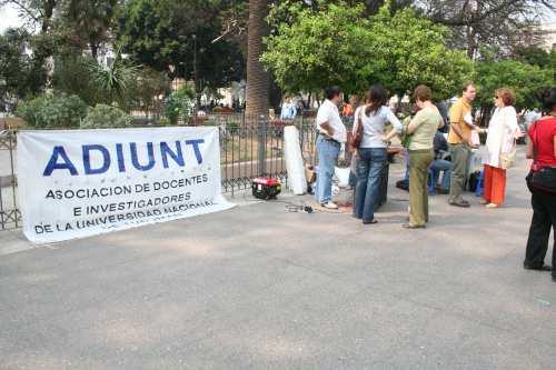 Docentes, estudiantes y no docentes en plaza Independencia