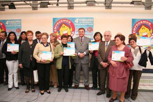 Amaya acompañado por los ganadores del concurso