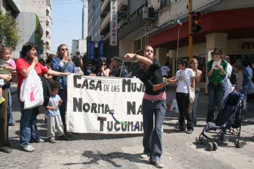 Estridente llamado de atención femenino