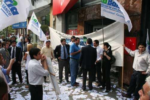 Panfletos y redoblantes acompañaron la protesta bancaria