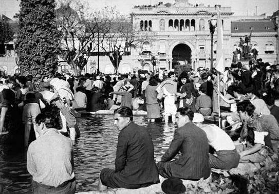 Las patas lavadas en la  fuente de la Plaza de Mayo