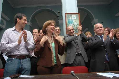 Aplausos y marchita en el PJ