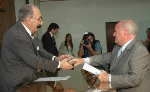 Mender entrega su diploma a Dato