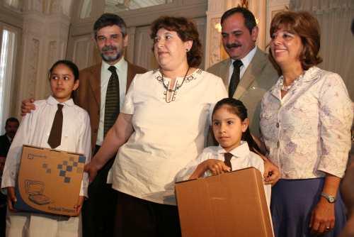 Sonrisas de funcionarios en la entrega de notebooks    