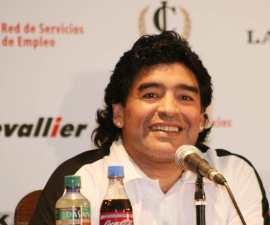 Maradona en rueda de prensa a su arribo anoche      