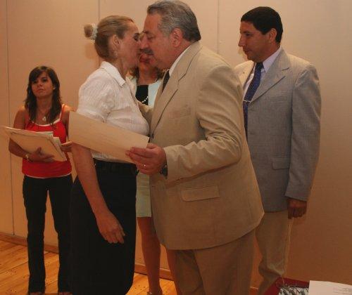 Jorge García Mena entregando diploma.