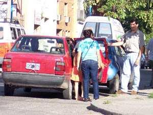 Los remises del interior levantan pasajeros en la capital   