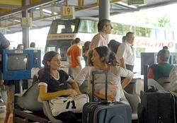 Cientos de personas esperan el turno para viajar    