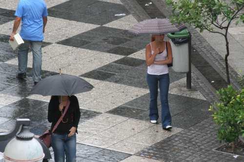 La Peatonal Muñecas bajo la lluvia    