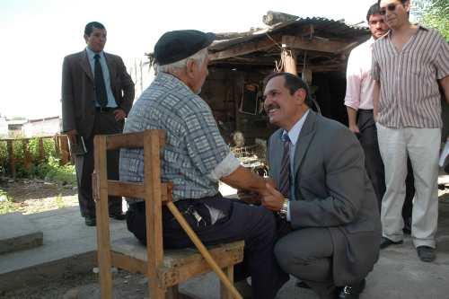 Alperovich dialoga con un habitante del B· Molino