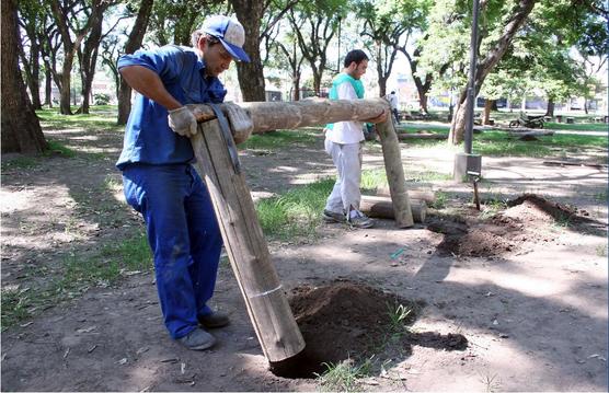 Trbajadores municipales instalando pistas de salud.