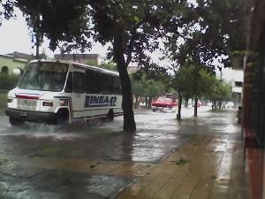 Las calles se anegaron en minutos     