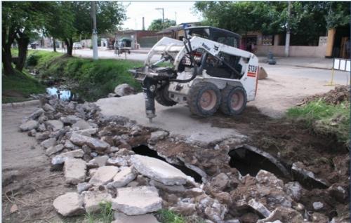 Máquina perforadora trabaja para mejorar el canal.