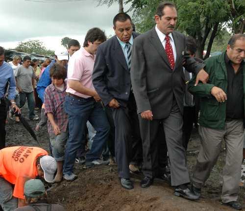 Alperovich inspeccionó obras de instalación de gas en "La Bo