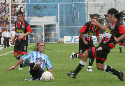 Graneros rodeado por jugadores de La Florida     