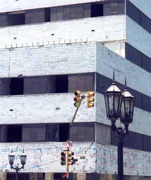 El edificio abandonado de lo que fue un gran hotel      