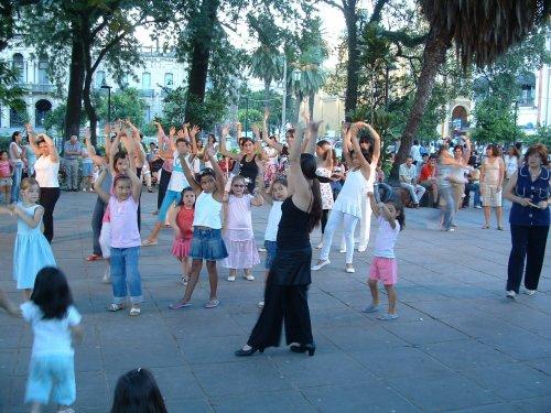 La gente participa ampliamente.