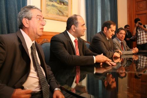 Vitar, Manzur, Alperovich y Martínez en el salón blanco.