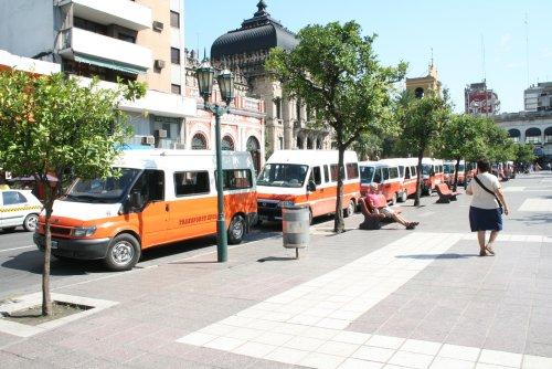 Movilización pacífica de transportistas escolares.