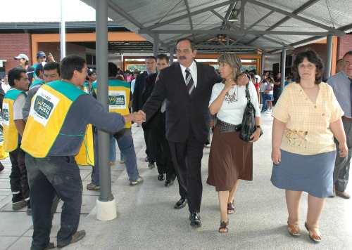 Alperovich inauguró una nueva escuela en Yerba Buena      